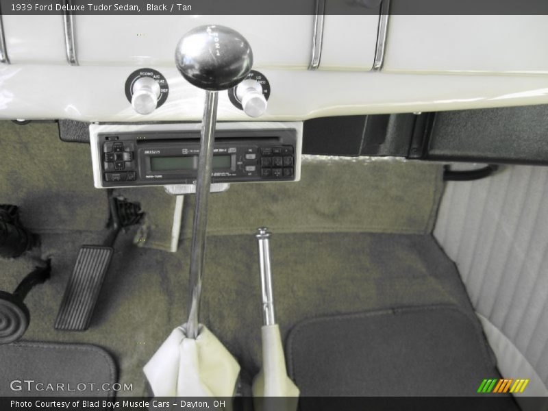 Black / Tan 1939 Ford DeLuxe Tudor Sedan