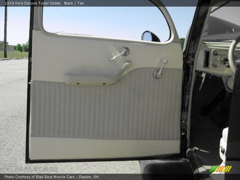 Black / Tan 1939 Ford DeLuxe Tudor Sedan