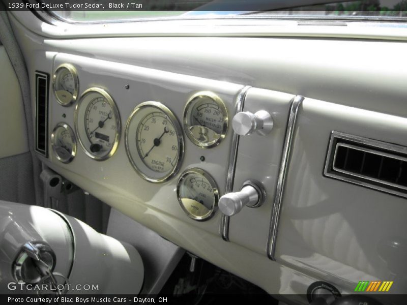 Black / Tan 1939 Ford DeLuxe Tudor Sedan