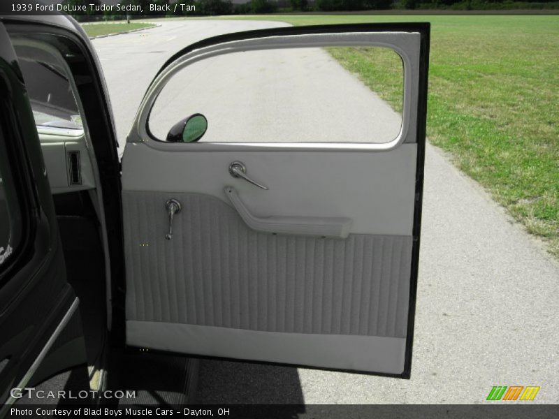 Black / Tan 1939 Ford DeLuxe Tudor Sedan
