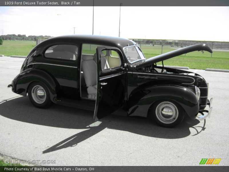 Black / Tan 1939 Ford DeLuxe Tudor Sedan