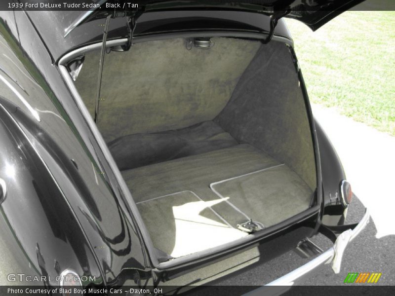 Black / Tan 1939 Ford DeLuxe Tudor Sedan