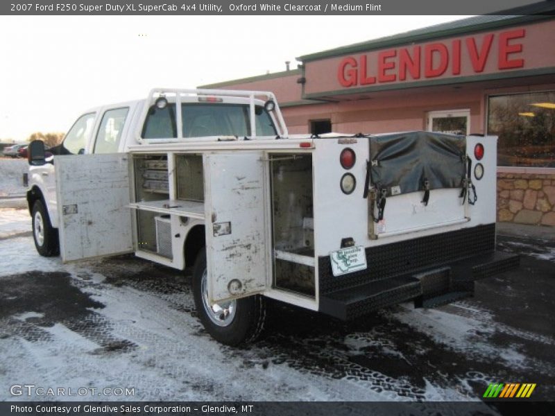 Oxford White Clearcoat / Medium Flint 2007 Ford F250 Super Duty XL SuperCab 4x4 Utility