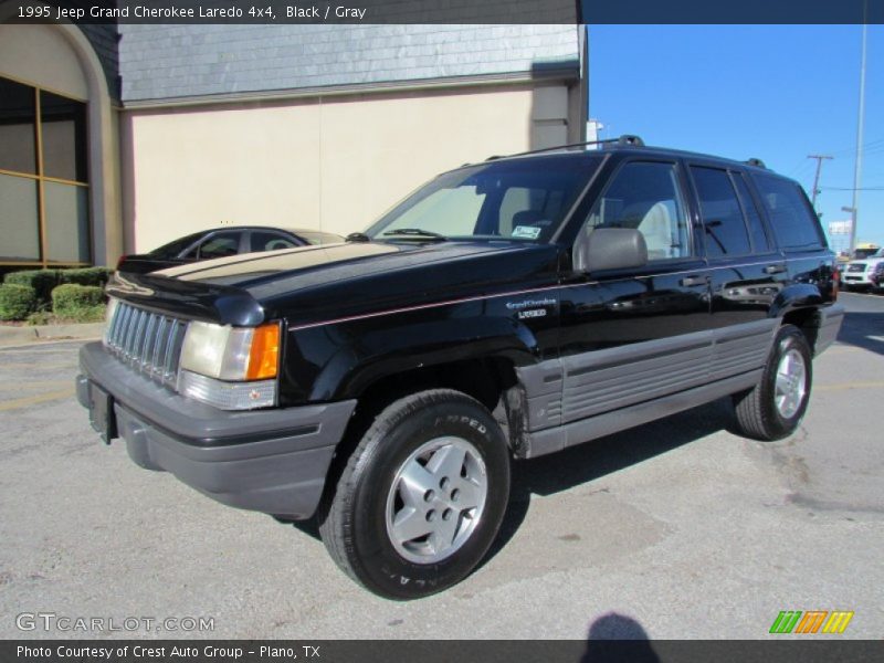 Front 3/4 View of 1995 Grand Cherokee Laredo 4x4