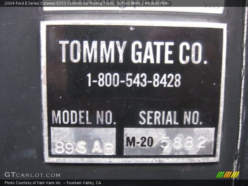 Oxford White / Medium Flint 2004 Ford E Series Cutaway E350 Commercial Moving Truck