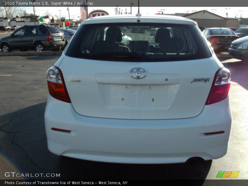 Super White / Ash Gray 2010 Toyota Matrix 1.8