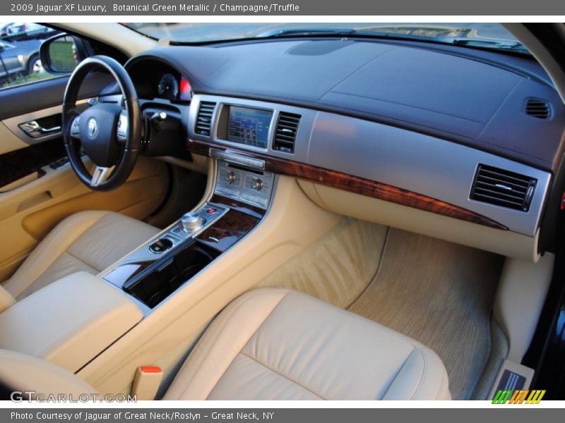 Dashboard of 2009 XF Luxury