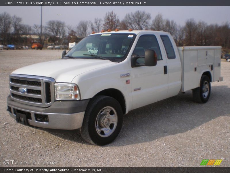Front 3/4 View of 2005 F350 Super Duty XLT SuperCab Commercial
