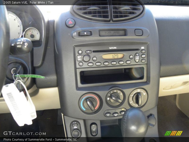 Polar White / Tan 2005 Saturn VUE