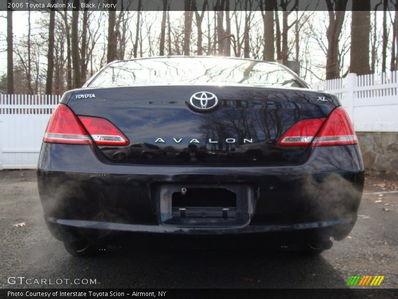 Black / Ivory 2006 Toyota Avalon XL