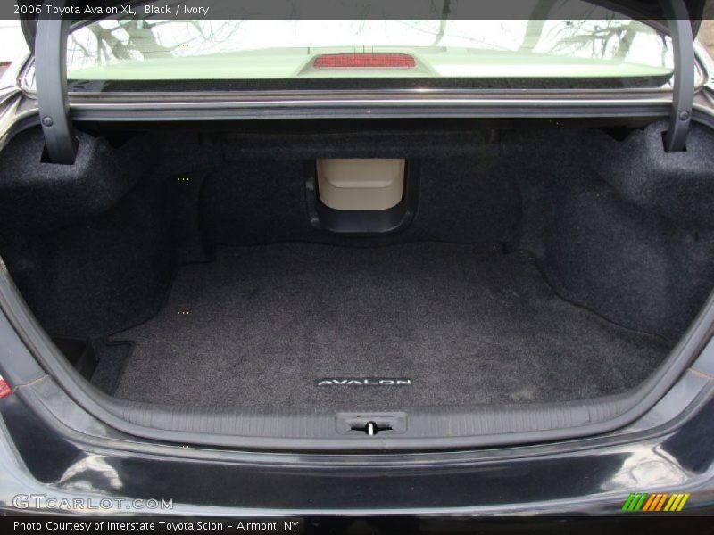 Black / Ivory 2006 Toyota Avalon XL