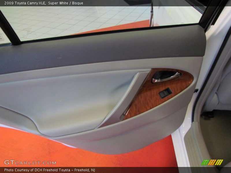 Super White / Bisque 2009 Toyota Camry XLE