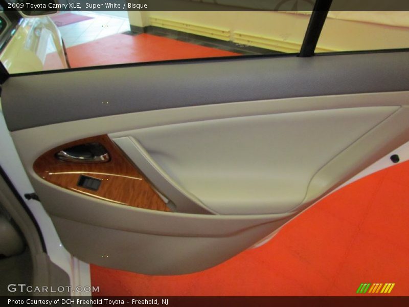 Super White / Bisque 2009 Toyota Camry XLE