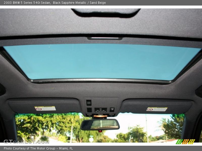Sunroof of 2003 5 Series 540i Sedan