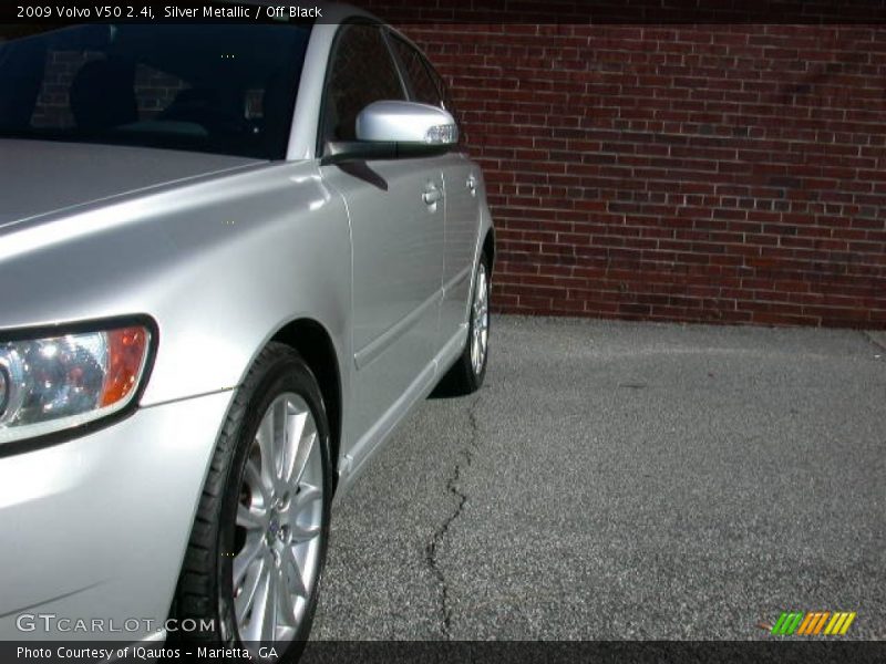 Silver Metallic / Off Black 2009 Volvo V50 2.4i