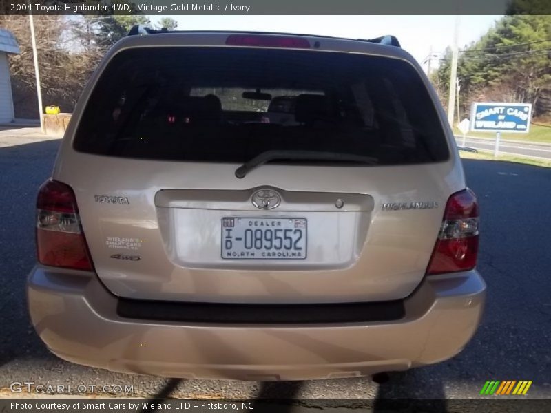 Vintage Gold Metallic / Ivory 2004 Toyota Highlander 4WD