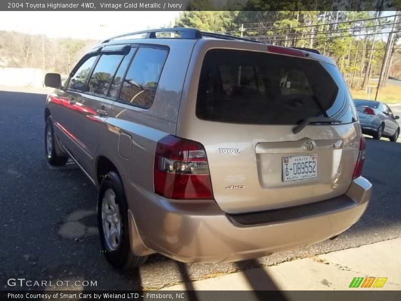 Vintage Gold Metallic / Ivory 2004 Toyota Highlander 4WD