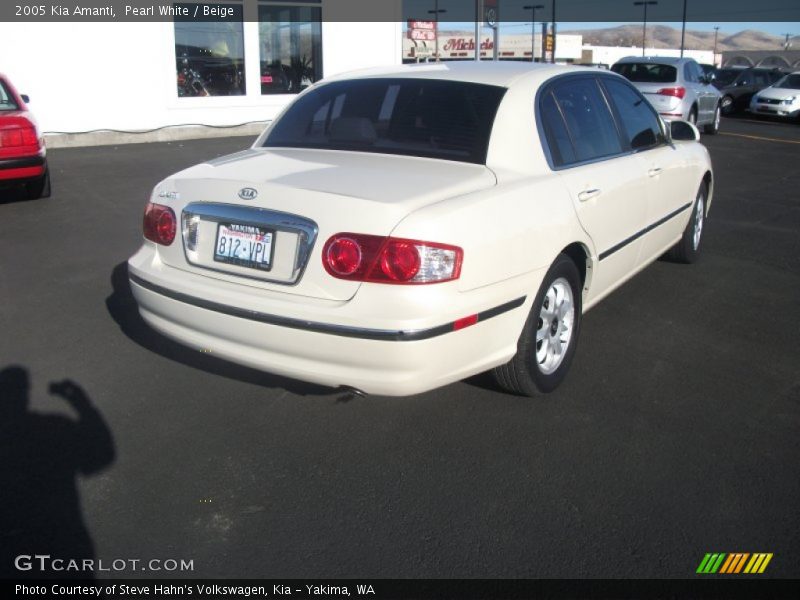 Pearl White / Beige 2005 Kia Amanti