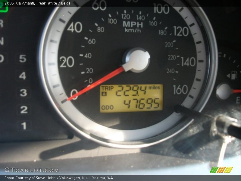 Pearl White / Beige 2005 Kia Amanti