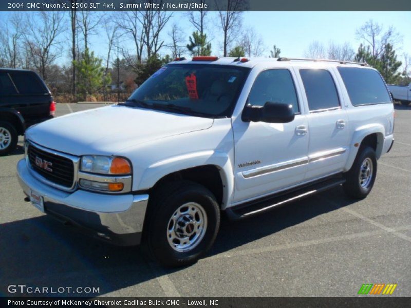 Front 3/4 View of 2004 Yukon XL 2500 SLT 4x4