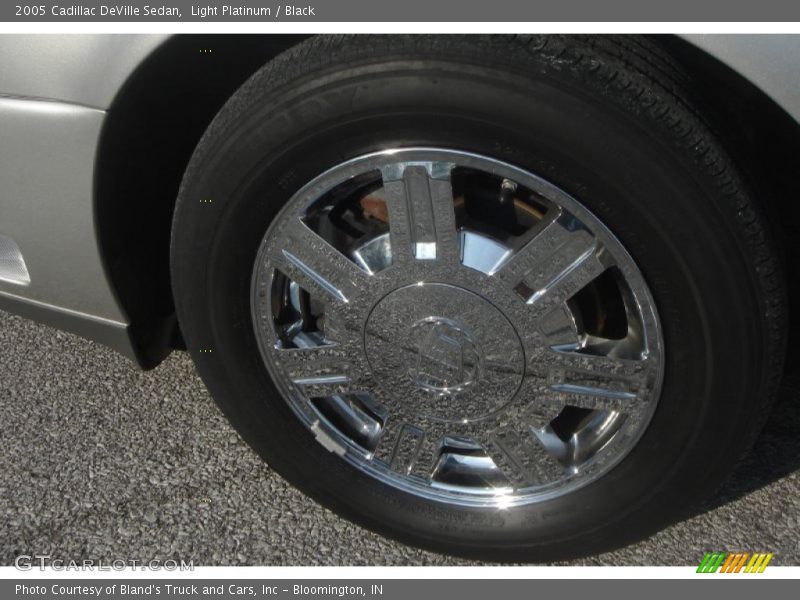 Light Platinum / Black 2005 Cadillac DeVille Sedan