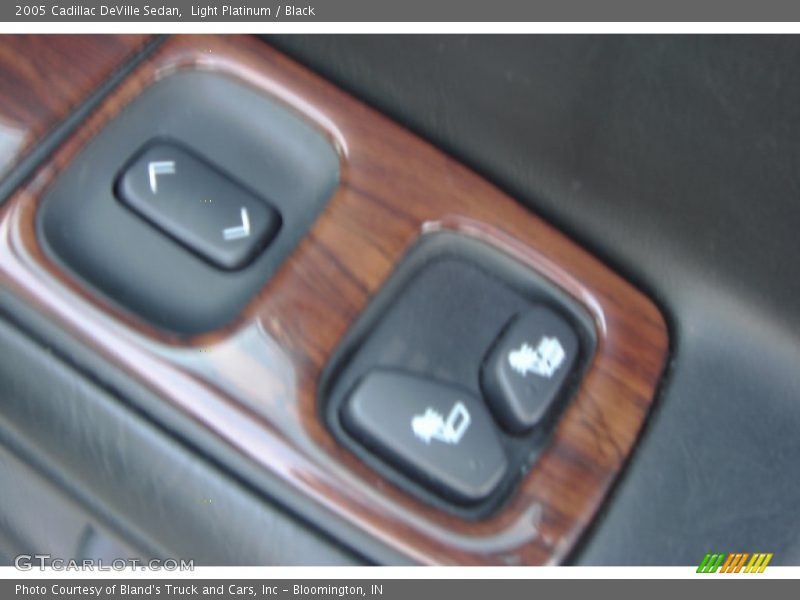 Light Platinum / Black 2005 Cadillac DeVille Sedan
