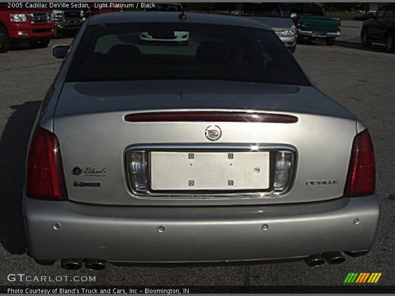 Light Platinum / Black 2005 Cadillac DeVille Sedan