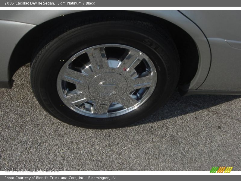 Light Platinum / Black 2005 Cadillac DeVille Sedan