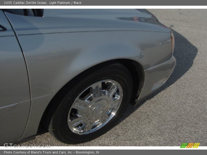 Light Platinum / Black 2005 Cadillac DeVille Sedan