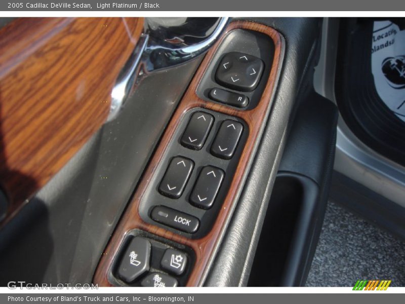Light Platinum / Black 2005 Cadillac DeVille Sedan