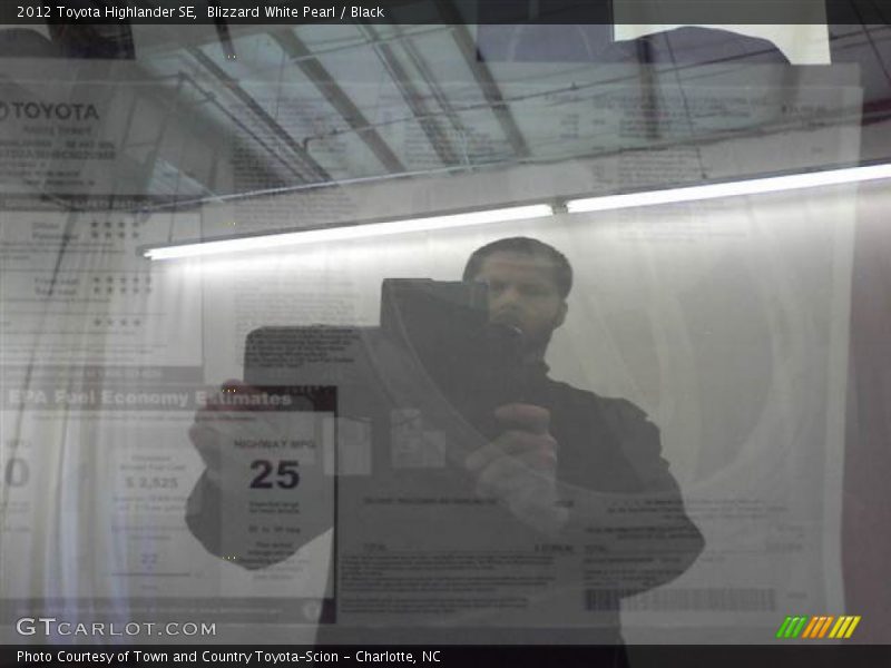 Blizzard White Pearl / Black 2012 Toyota Highlander SE