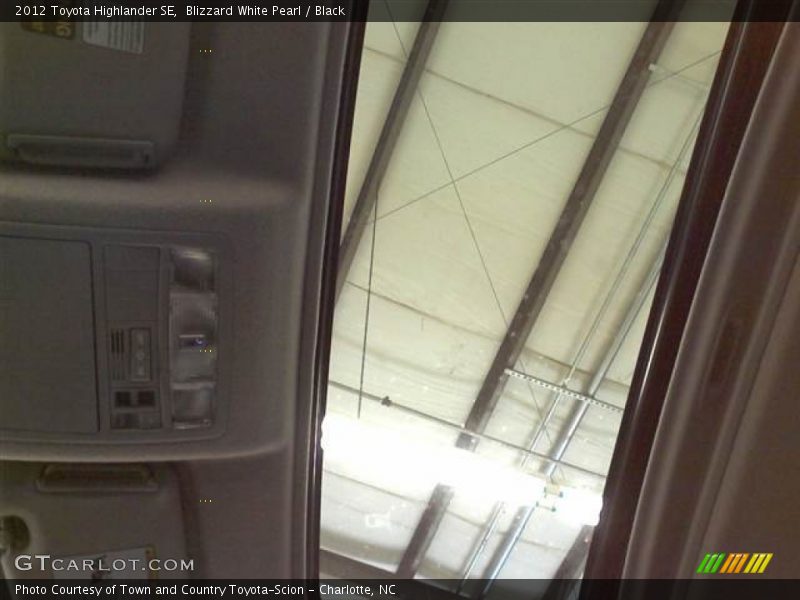 Blizzard White Pearl / Black 2012 Toyota Highlander SE