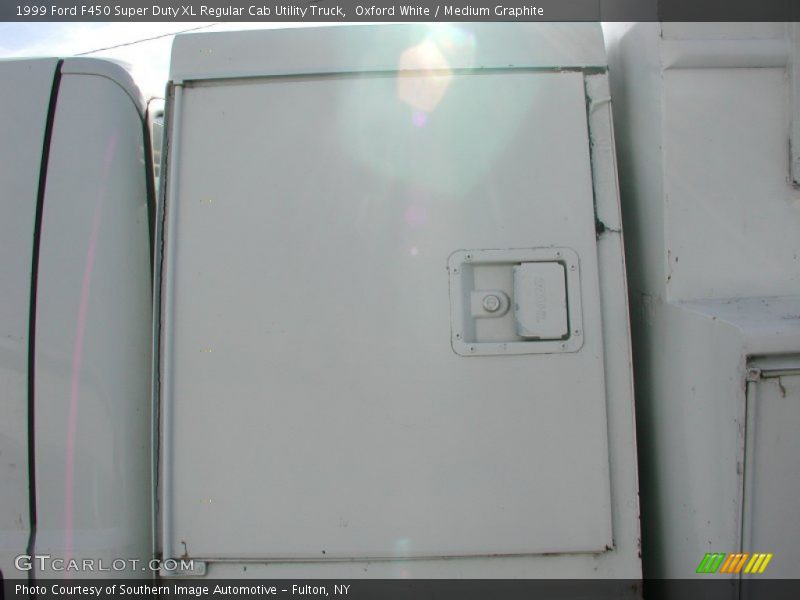 Oxford White / Medium Graphite 1999 Ford F450 Super Duty XL Regular Cab Utility Truck