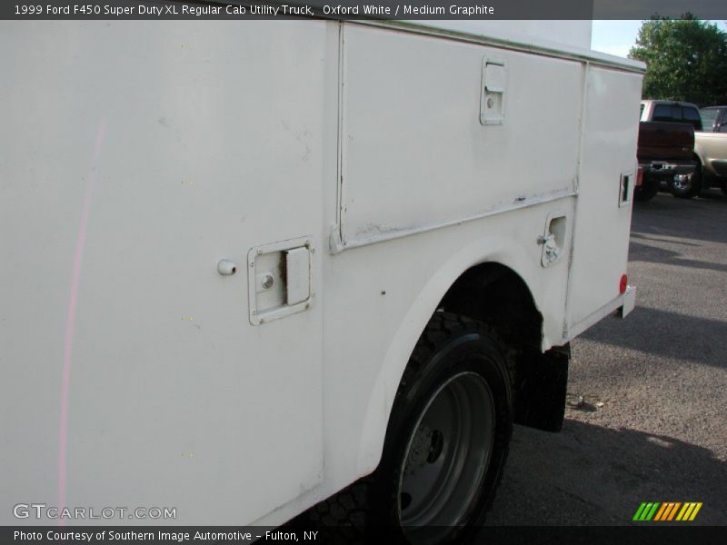 Oxford White / Medium Graphite 1999 Ford F450 Super Duty XL Regular Cab Utility Truck