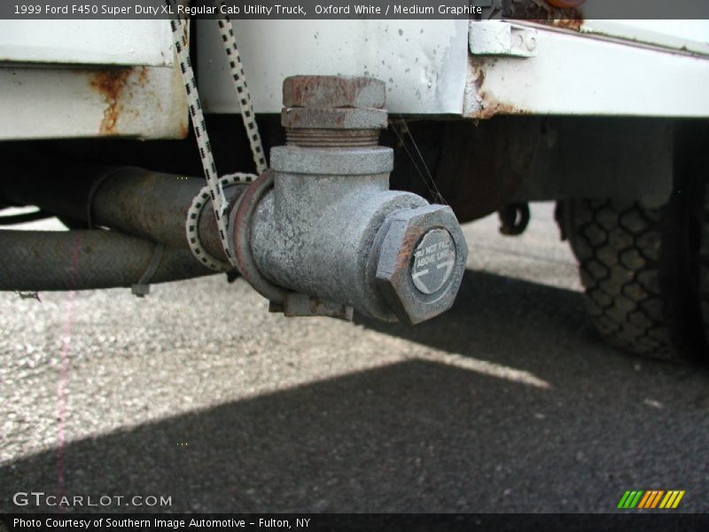 Oxford White / Medium Graphite 1999 Ford F450 Super Duty XL Regular Cab Utility Truck