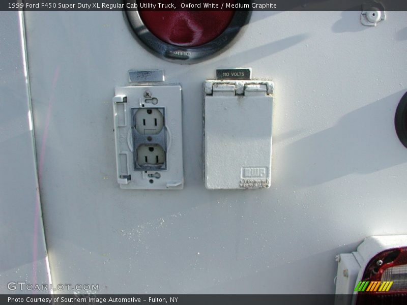 Oxford White / Medium Graphite 1999 Ford F450 Super Duty XL Regular Cab Utility Truck