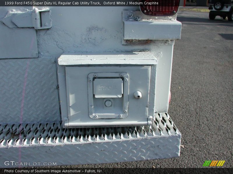 Oxford White / Medium Graphite 1999 Ford F450 Super Duty XL Regular Cab Utility Truck