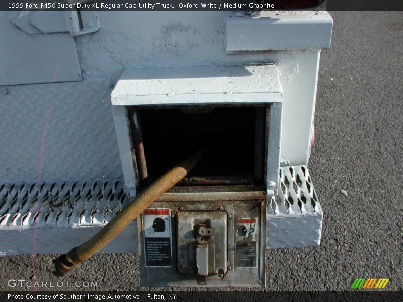 Oxford White / Medium Graphite 1999 Ford F450 Super Duty XL Regular Cab Utility Truck