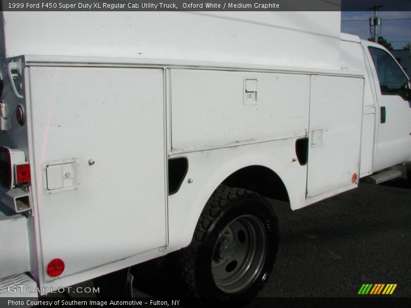Oxford White / Medium Graphite 1999 Ford F450 Super Duty XL Regular Cab Utility Truck