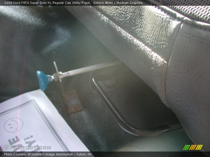 Oxford White / Medium Graphite 1999 Ford F450 Super Duty XL Regular Cab Utility Truck