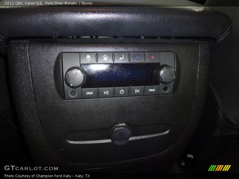 Pure Silver Metallic / Ebony 2011 GMC Yukon SLE