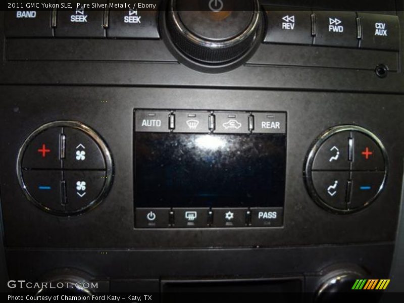 Pure Silver Metallic / Ebony 2011 GMC Yukon SLE