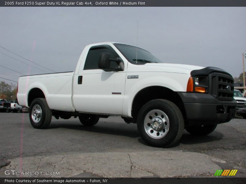 Front 3/4 View of 2005 F250 Super Duty XL Regular Cab 4x4