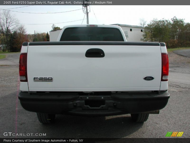 Oxford White / Medium Flint 2005 Ford F250 Super Duty XL Regular Cab 4x4