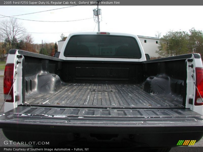 Oxford White / Medium Flint 2005 Ford F250 Super Duty XL Regular Cab 4x4