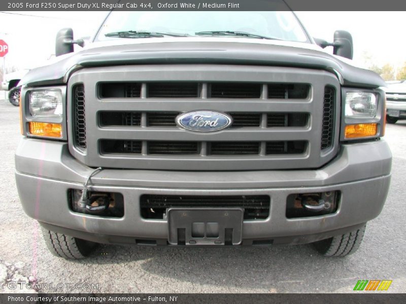 Oxford White / Medium Flint 2005 Ford F250 Super Duty XL Regular Cab 4x4