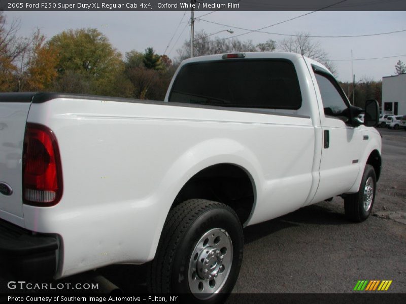 Oxford White / Medium Flint 2005 Ford F250 Super Duty XL Regular Cab 4x4