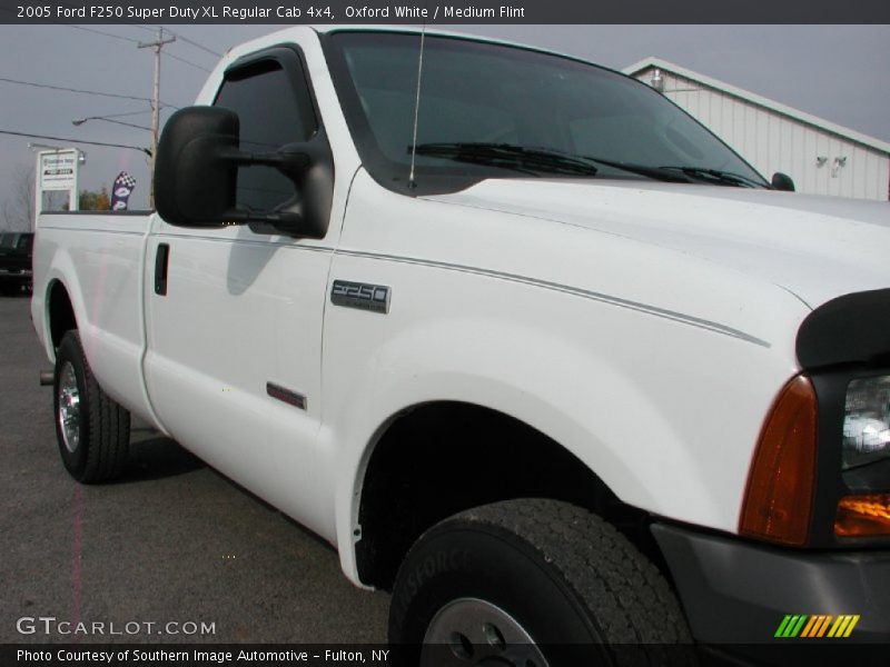 Oxford White / Medium Flint 2005 Ford F250 Super Duty XL Regular Cab 4x4