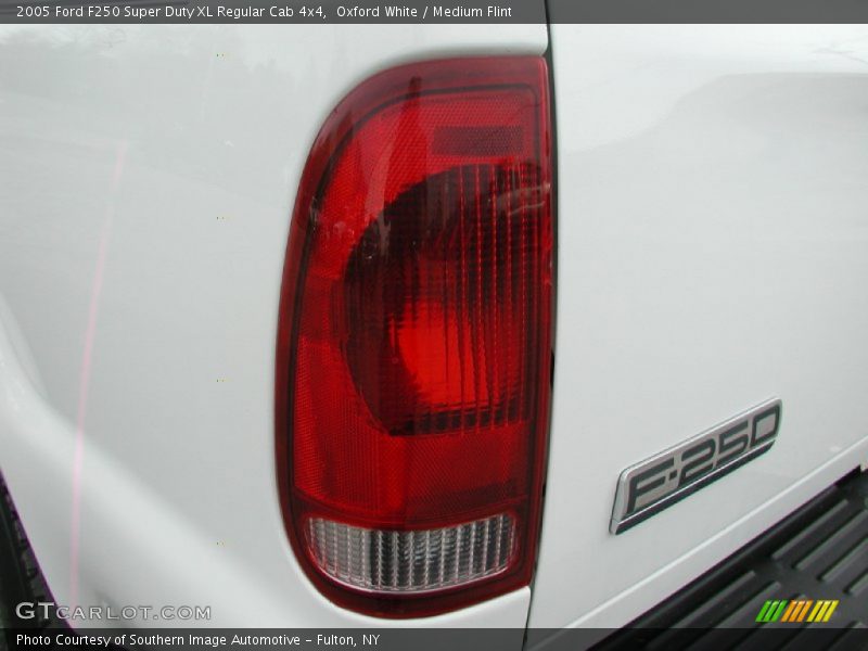 Oxford White / Medium Flint 2005 Ford F250 Super Duty XL Regular Cab 4x4