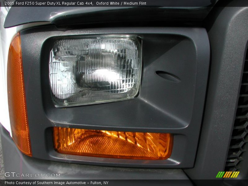Oxford White / Medium Flint 2005 Ford F250 Super Duty XL Regular Cab 4x4